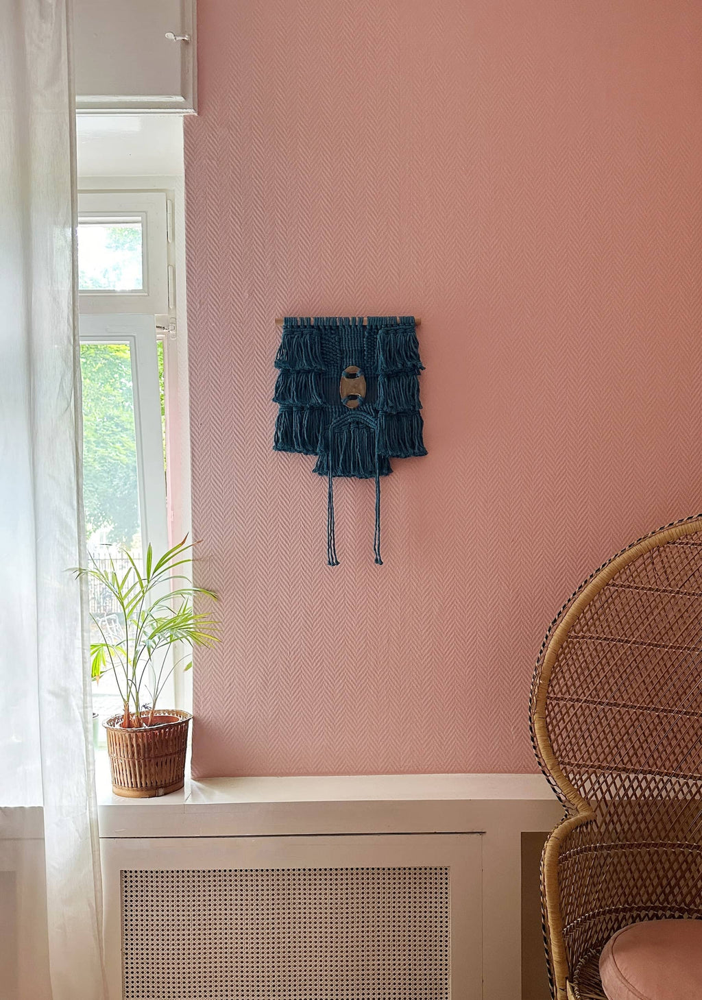 Monterey geknüpfter Wandbehang mit Keramikdetail | indigoblau