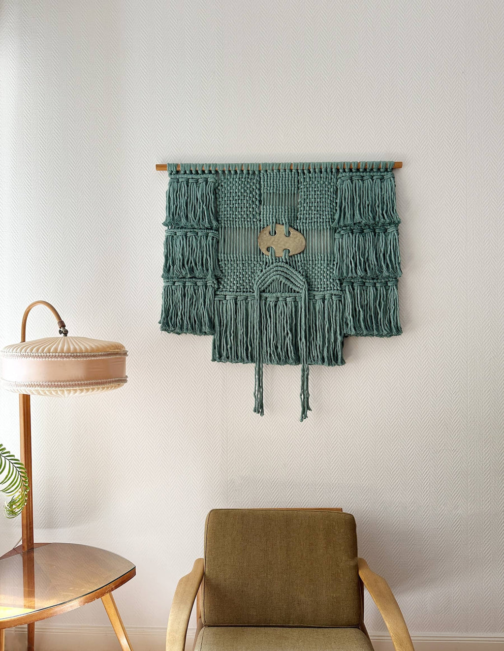 MONTEREY geknüpfter Wandbehang mit Keramikdetail | salbeigrün