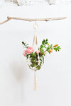 Makramee Blumenampel aus 5mm Baumwollseil naturfarben mit Frühlingsstrauß