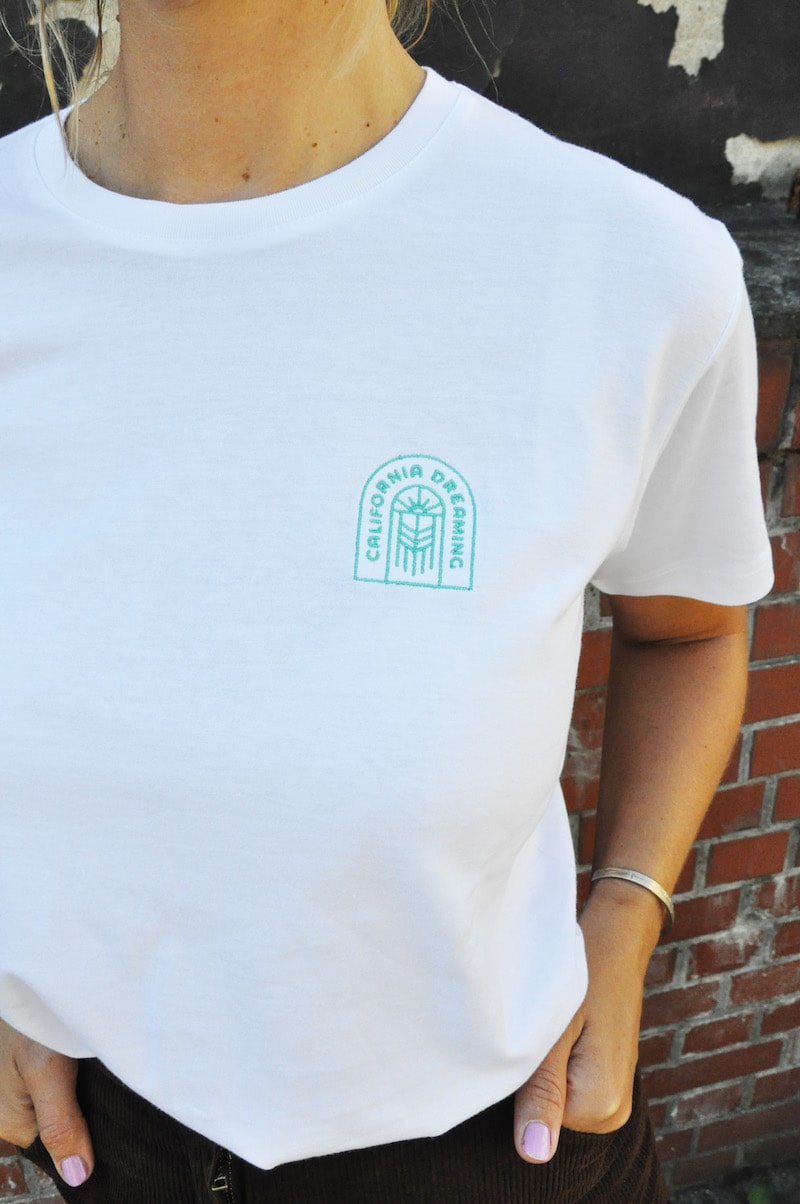 Weisses T-Shirt mit mintfarbenem California Dreaming Logo